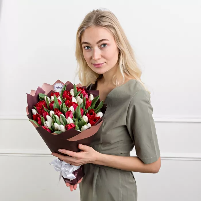 Какие цветы подарить на 8 марта