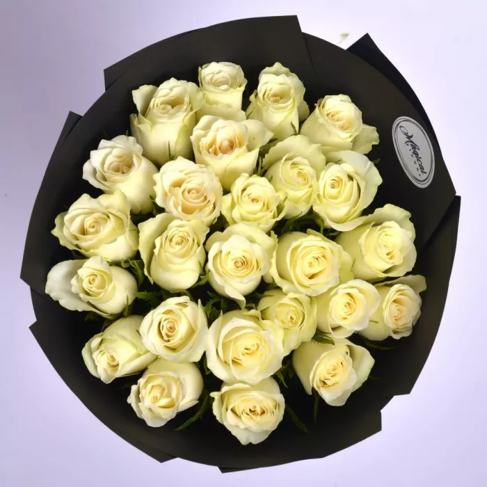 25 белых роз