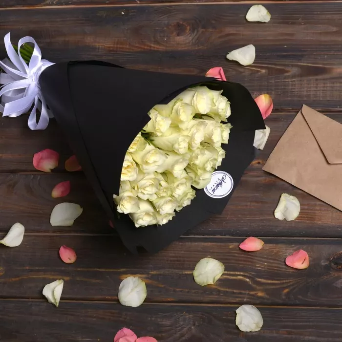 25 белых роз