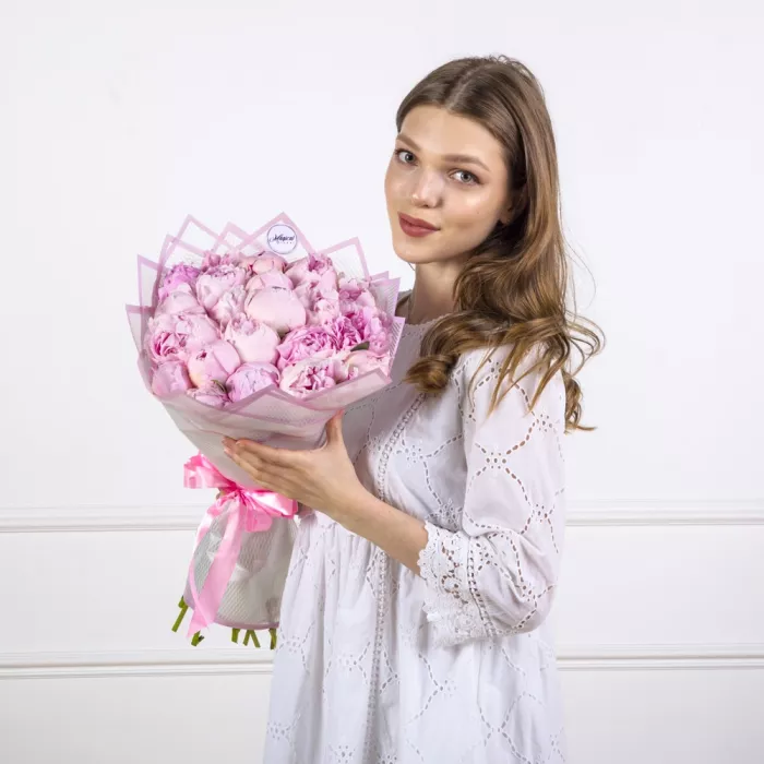 Букет из 35 розовых пионов