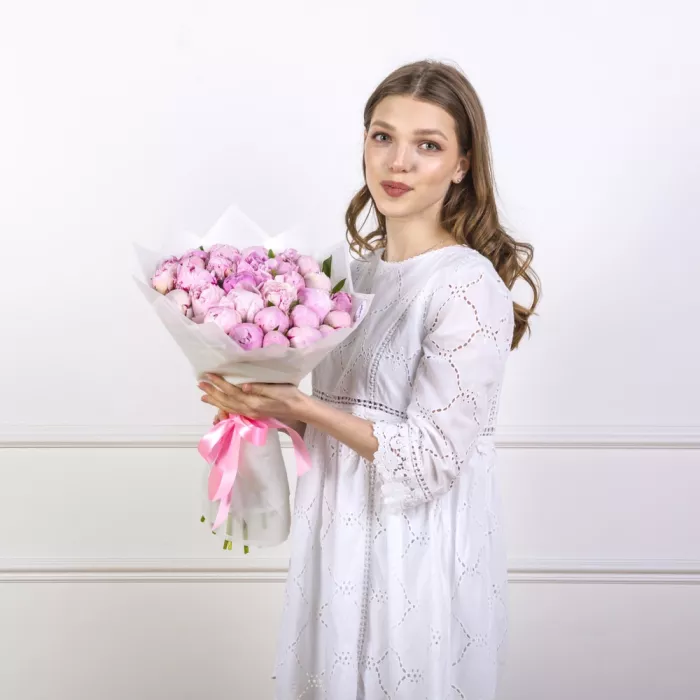 Букет из 31 розового пиона