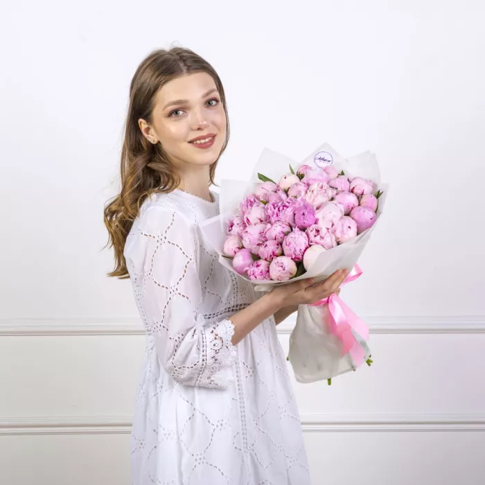 Букет из 31 розового пиона