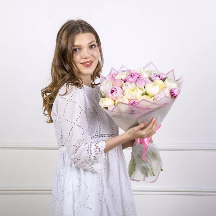 35 разноцветных пионов