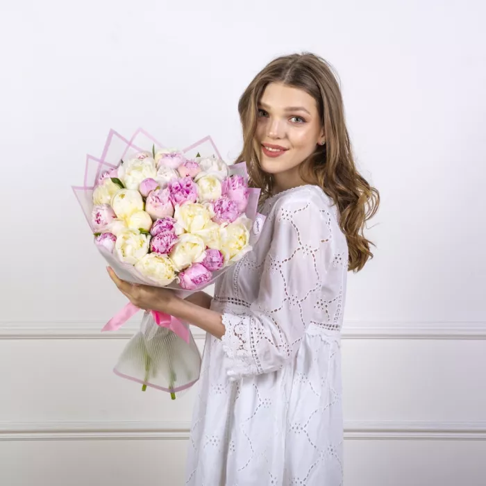 35 разноцветных пионов