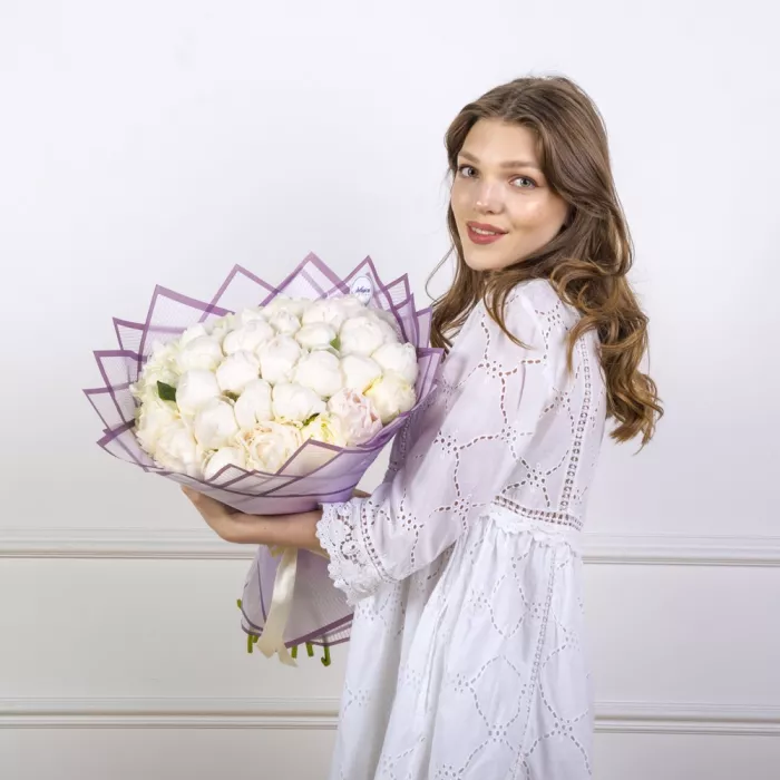 Букет из 31 белого пиона