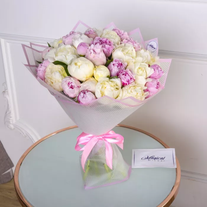 35 разноцветных пионов