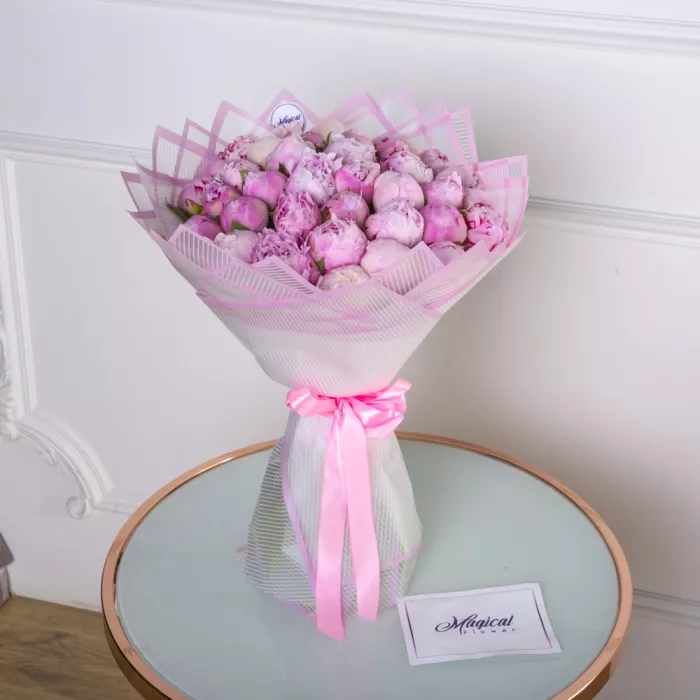 Букет из 35 розовых пионов