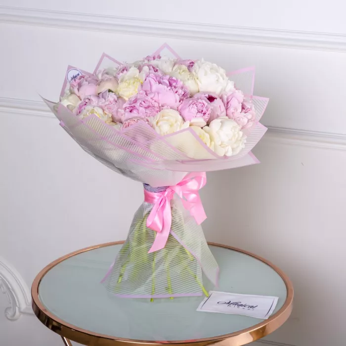 Букет из 35 разноцветных пионов