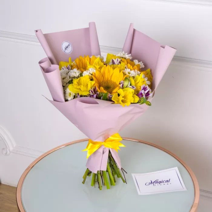 Букет с подсолнухом и хризантемой