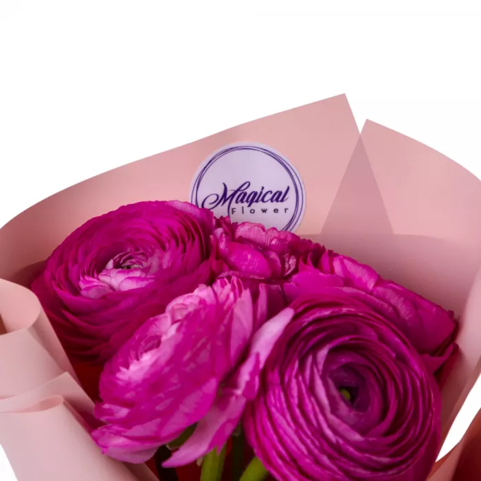 Букет из 5 малиновых ранункулюсов