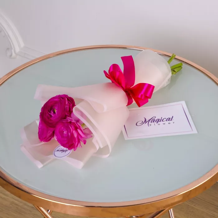 Букет из 3 розовых ранункулюсов