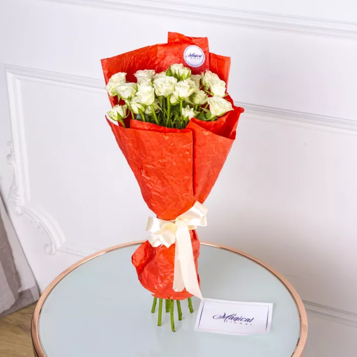 7 кустовых белых роз