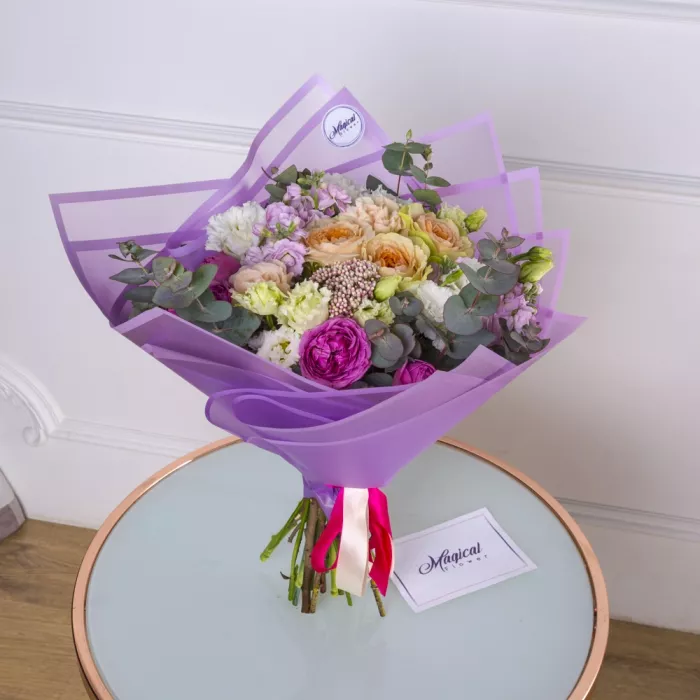 Букет с розами и эустомой