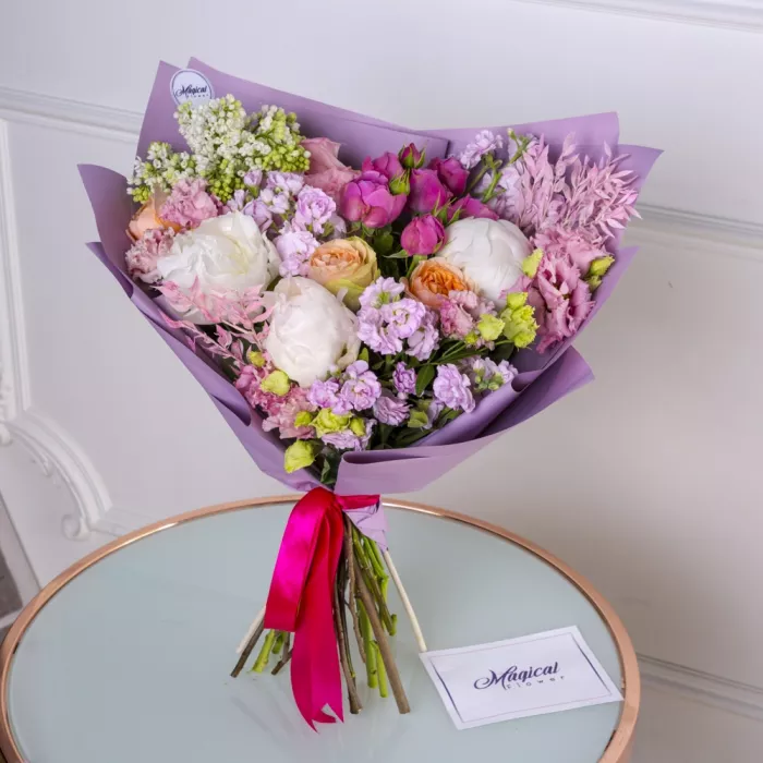 Букет с маттиолой и пионами