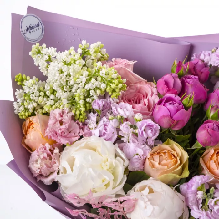 Букет с маттиолой и пионами