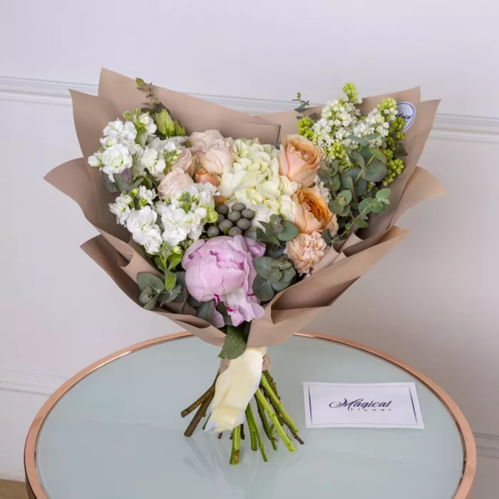 Букет с розами и брунией