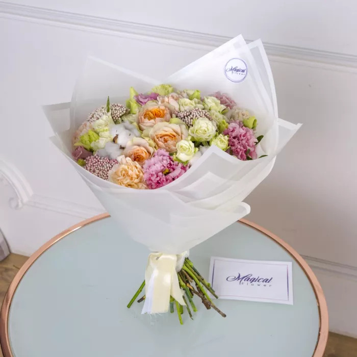 Букет с кустовой розой и хлопком