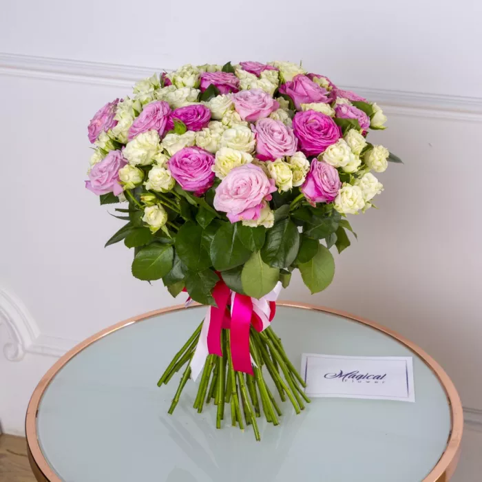 Букет из 31 разноцветной кустовой розы