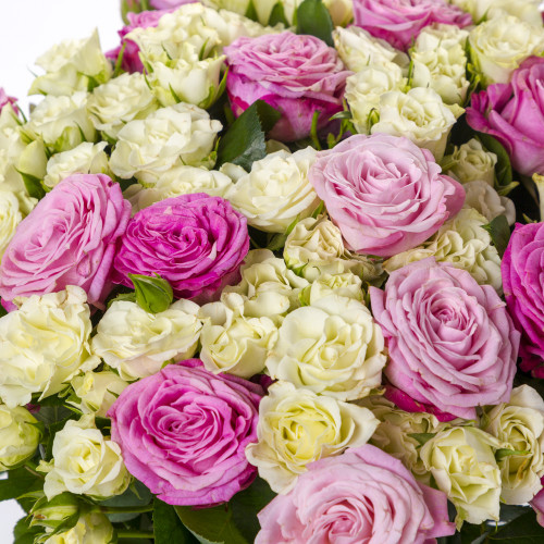 Монобукет из 51 разноцветной кустовой розы
