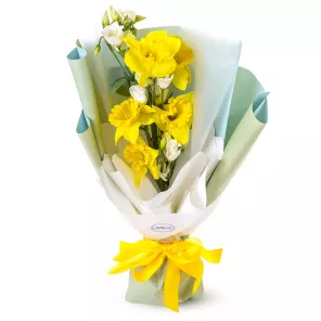 Букет с нарциссами и эустомой