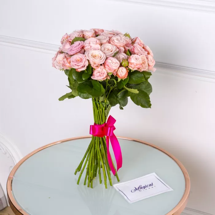 35 розовых кустовых роз