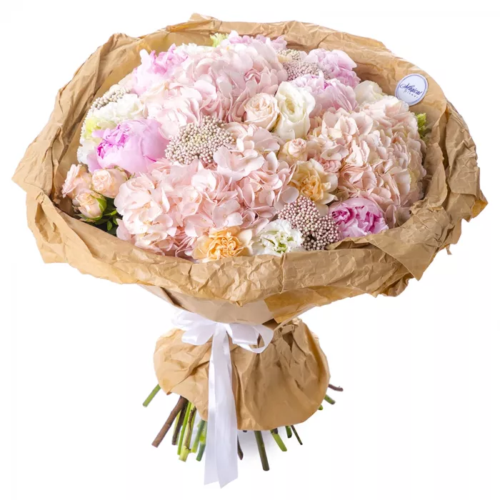 Букет с гортензией и пионами