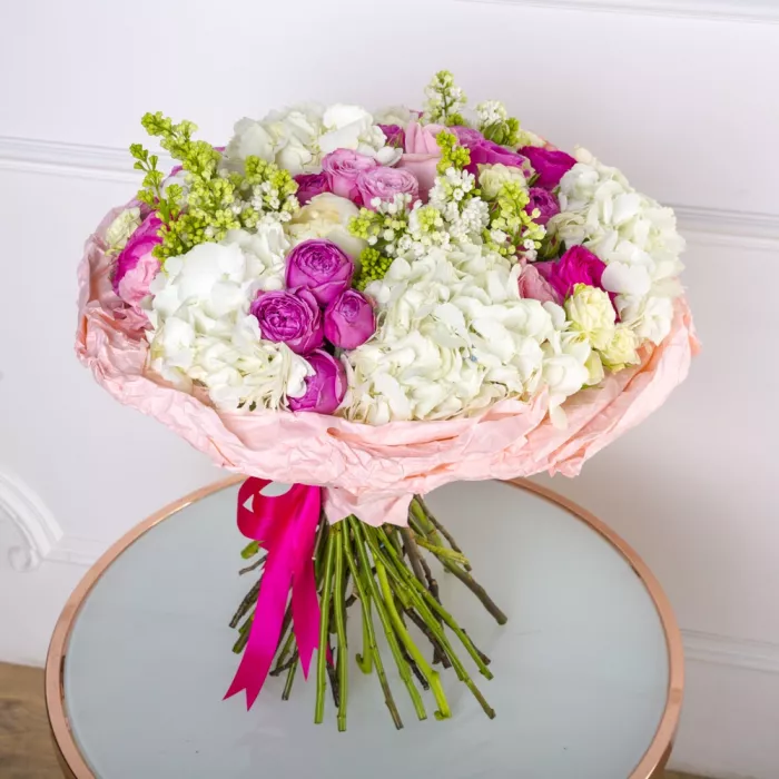 Букет с сиренью и ранункулюсами