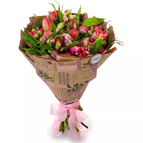 Букет из тюльпанов, альстромерии и брусники