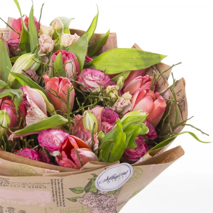 Букет из тюльпанов, альстромерии и брусники