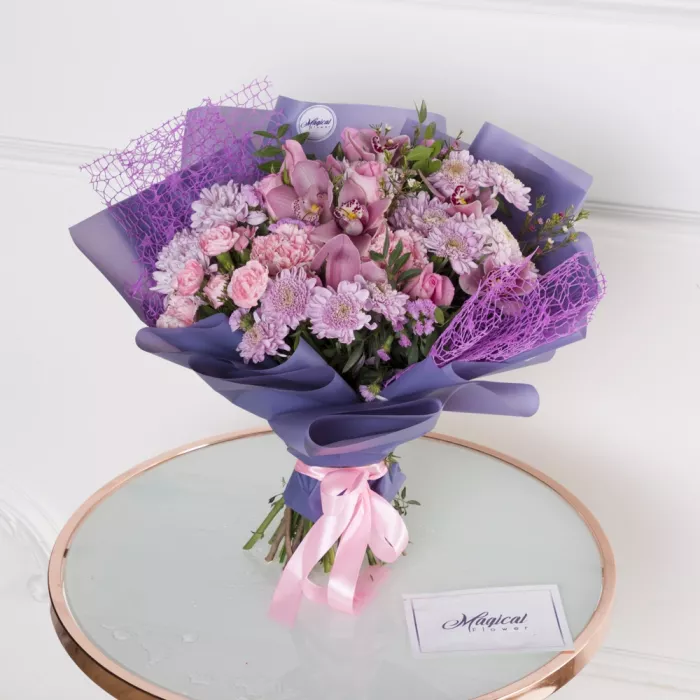 Букет из гвоздики, орхидеи и хризантемы