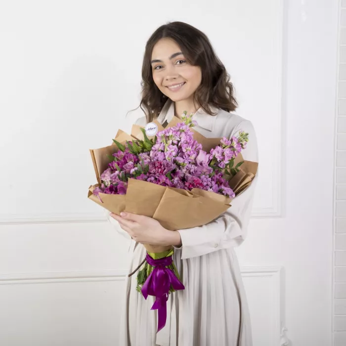 Букет из альстромерии, розы и маттиолы