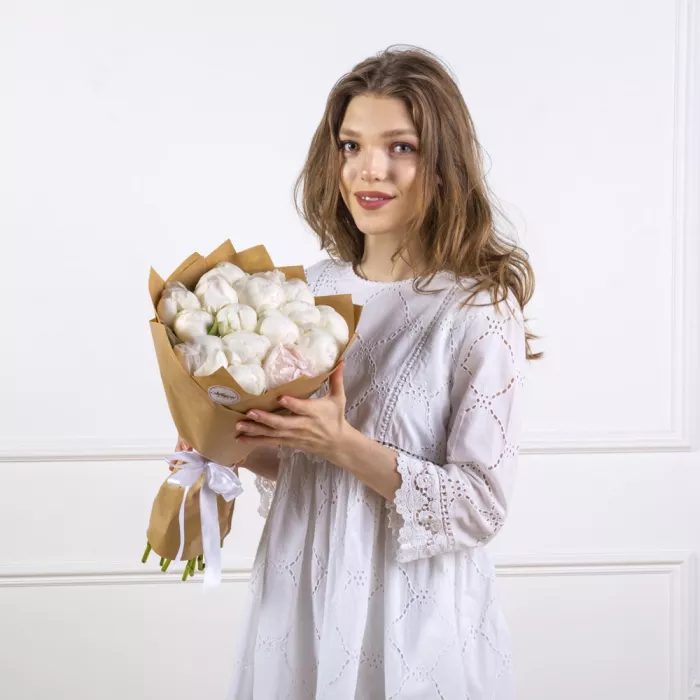 Букет из 11 белых пионов в крафте - клубника в шоколаде в подарок!