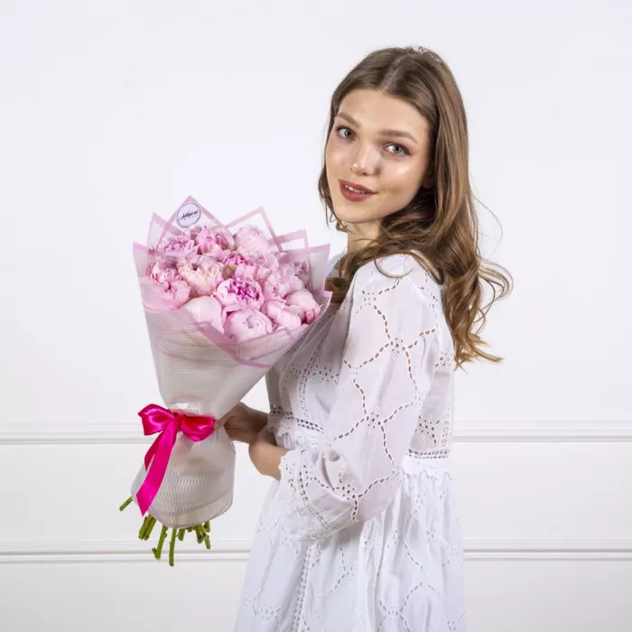 Букет из 15 розовых пионов