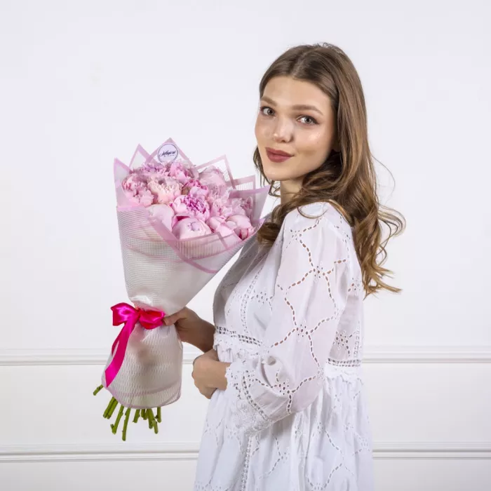 Букет из 15 розовых пионов