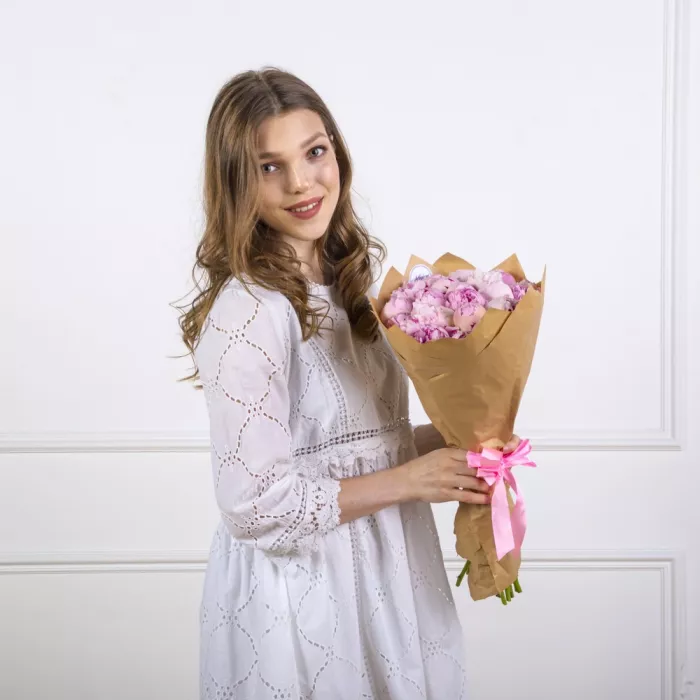 Букет из 19 розовых пионов