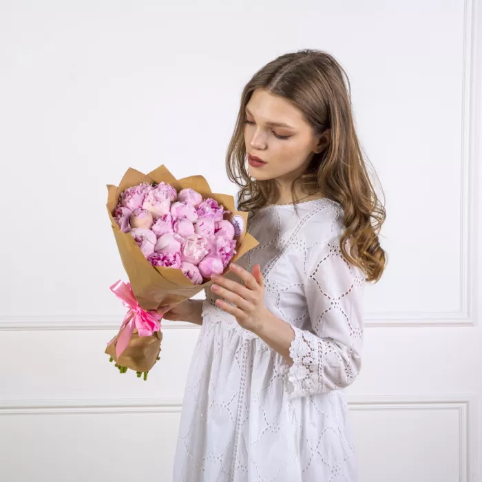 Букет из 19 розовых пионов
