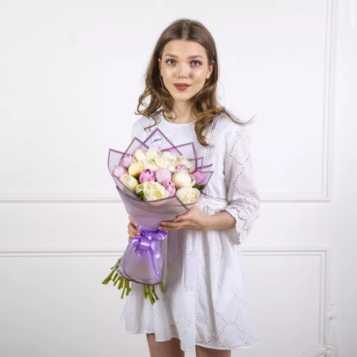 Букет из 19 разноцветных пионов