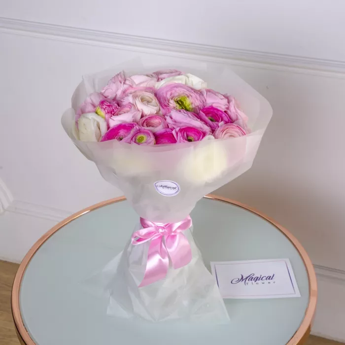 Букет из 31 разноцветного ранункулюса