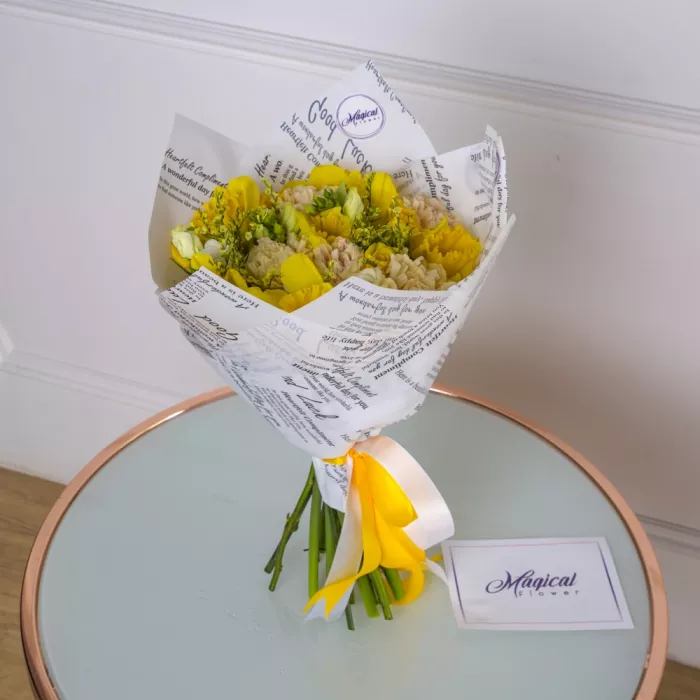 Букет из нарциссов и гвоздик