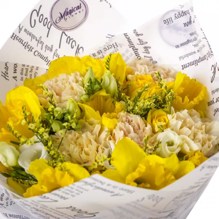 Букет из нарциссов и гвоздик