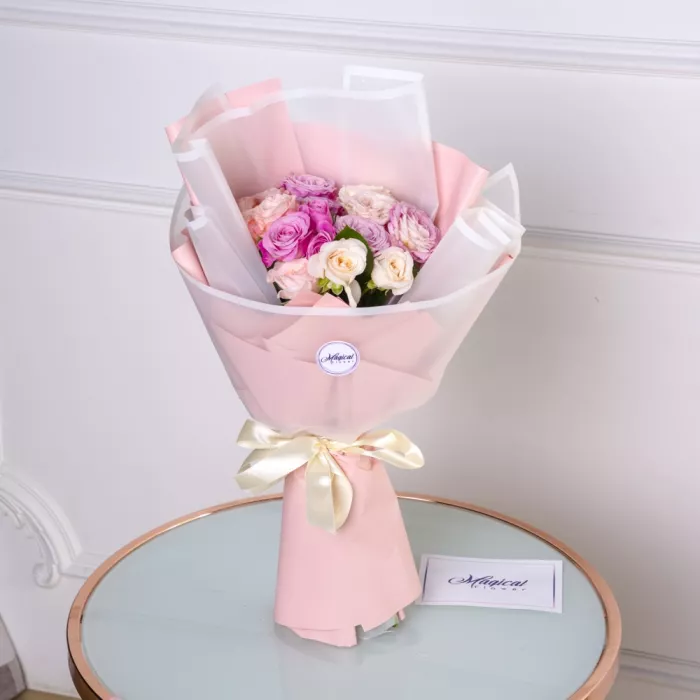 Букет из пионовидных и кустовых роз