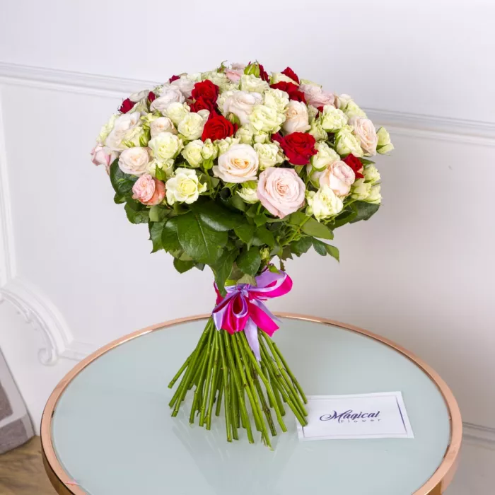 Букет из 33 разноцветных роз