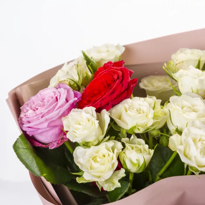 Букет из 5 разноцветных роз