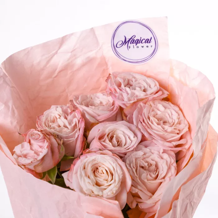 9 пионовидных нежно-розовых роз