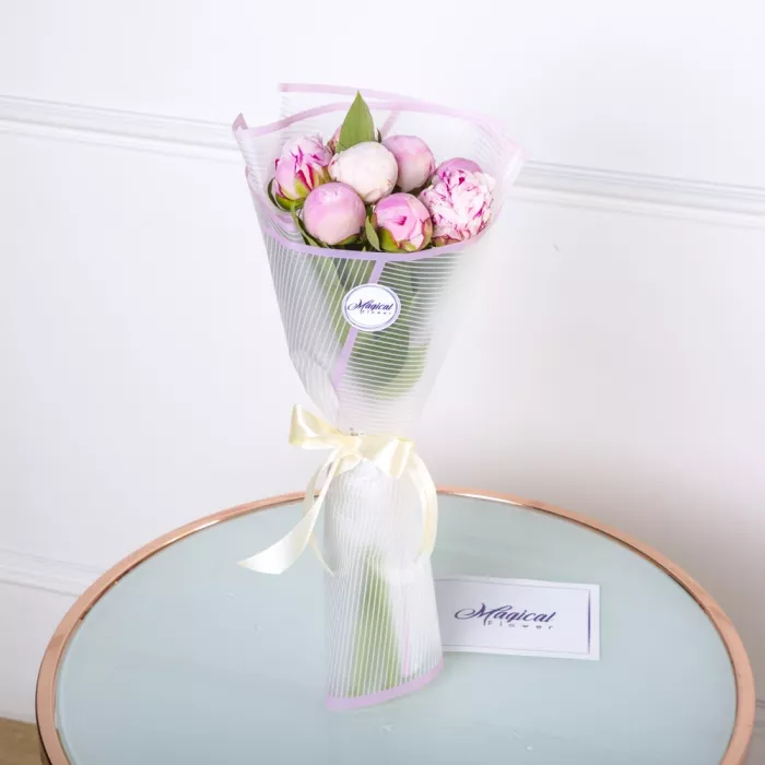 7 розовых пионов