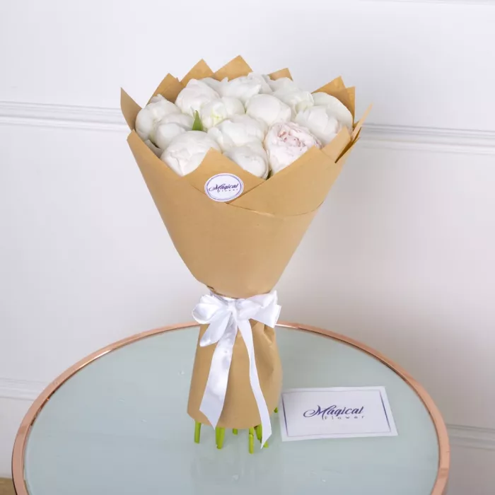 Букет из 11 белых пионов в крафте - клубника в шоколаде в подарок!