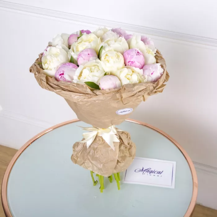 Букет из 21 разноцветного пиона