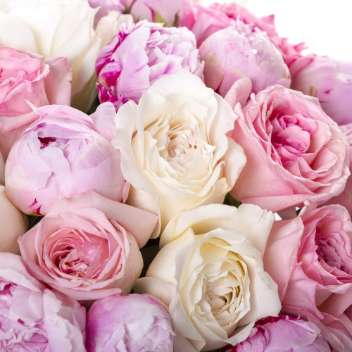 Букет на День матери с разноцветными розами и пионами