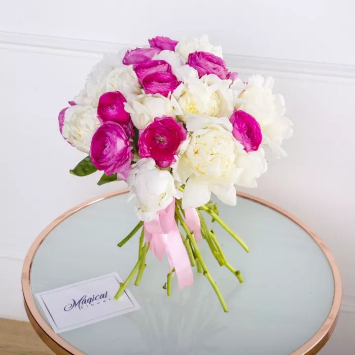 Букет из пионов и ранункулюсов