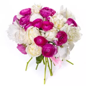 Букет из пионов и ранункулюсов